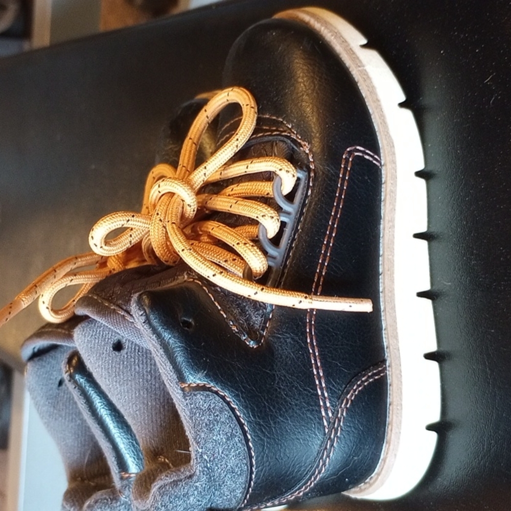 Boys Oshkosh leather boots size 7